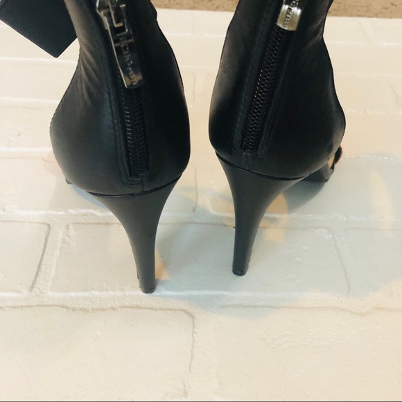 BCBG a few nicks on the side of the shoe - Picture 5 of 8